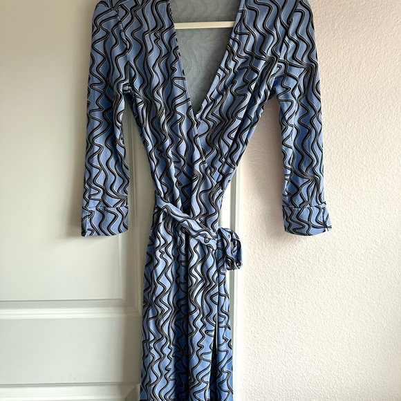 Diane Von Furstenberg Wavy Patterned Wrap Dress - Picture 1 of 6